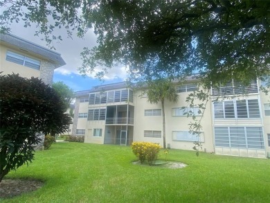 GREAT PENTHOUSE CORNER UNIT . 2 BEDS/2 FULL BATHS WITH GREAT on Lauderhill Golf Course in Florida - for sale on GolfHomes.com, golf home, golf lot