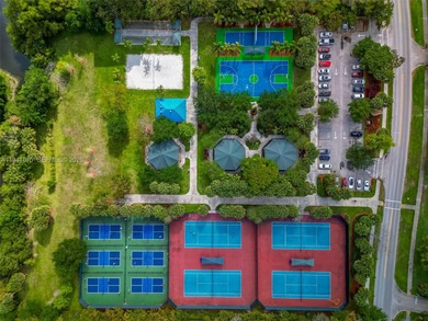 Beautiful 3 BR and 2 BA condo fully furnished. Ready to move, is on Palm-Aire Country Club and Resort - The Oaks in Florida - for sale on GolfHomes.com, golf home, golf lot