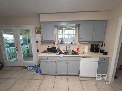 Charming 3-bedroom, 2-bath home with 1,430 sq ft located in the on Lake Forest Yacht and Country Club in Alabama - for sale on GolfHomes.com, golf home, golf lot