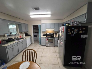 Charming 3-bedroom, 2-bath home with 1,430 sq ft located in the on Lake Forest Yacht and Country Club in Alabama - for sale on GolfHomes.com, golf home, golf lot