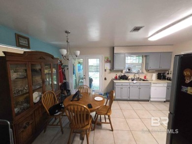 Charming 3-bedroom, 2-bath home with 1,430 sq ft located in the on Lake Forest Yacht and Country Club in Alabama - for sale on GolfHomes.com, golf home, golf lot