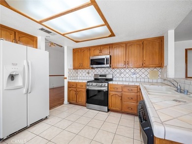 This 1987 built 2,032 sq ft home offers a common room with an on Silver Lakes Golf Course in California - for sale on GolfHomes.com, golf home, golf lot