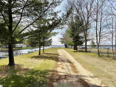 This home comes with shared, deeded frontage with private dock on Birch Pointe Golf Club in Michigan - for sale on GolfHomes.com, golf home, golf lot