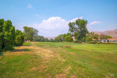 This updated 1826 ~sf 3 bedroom/2 bath END-UNIT condo is ideally on Clarkston Country Club in Washington - for sale on GolfHomes.com, golf home, golf lot