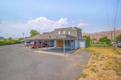 This updated 1826 ~sf 3 bedroom/2 bath END-UNIT condo is ideally on Clarkston Country Club in Washington - for sale on GolfHomes.com, golf home, golf lot