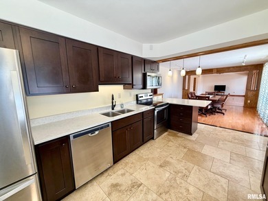 GORGEOUS 3 bed/ 2.5 ba Lake Petersburg home tucked in a private on Shambolee Golf Club  in Illinois - for sale on GolfHomes.com, golf home, golf lot