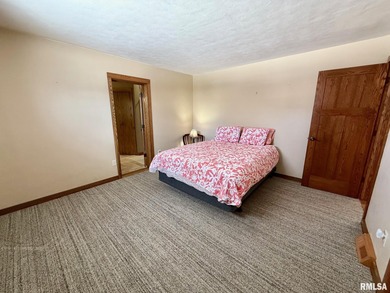 GORGEOUS 3 bed/ 2.5 ba Lake Petersburg home tucked in a private on Shambolee Golf Club  in Illinois - for sale on GolfHomes.com, golf home, golf lot