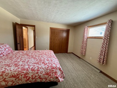 GORGEOUS 3 bed/ 2.5 ba Lake Petersburg home tucked in a private on Shambolee Golf Club  in Illinois - for sale on GolfHomes.com, golf home, golf lot