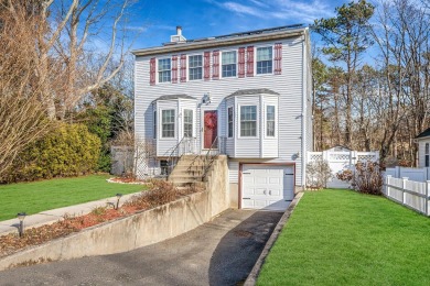 Welcome to this charming 3 bedroom,2.5 bath Colonial home in the on Rolling Oaks Golf Course in New York - for sale on GolfHomes.com, golf home, golf lot