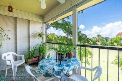 Welcome to these spacious 2bedrooms/2 bathrooms located on the on Inverrary Country Club in Florida - for sale on GolfHomes.com, golf home, golf lot