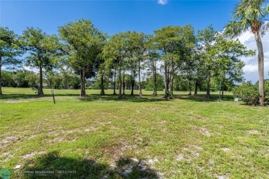 Welcome to these spacious 2bedrooms/2 bathrooms located on the on Inverrary Country Club in Florida - for sale on GolfHomes.com, golf home, golf lot