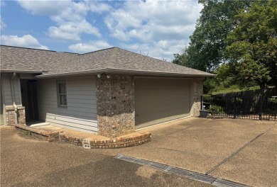 Well cared-for townhouse with maintenance included. One story on Holiday Island Executive Golf Course in Arkansas - for sale on GolfHomes.com, golf home, golf lot