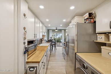 This lock-and-leave Ahwatukee townhome is ready for new owners! on Arizona Grand Resort Golf Course in Arizona - for sale on GolfHomes.com, golf home, golf lot