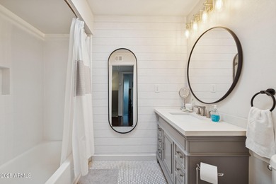 This lock-and-leave Ahwatukee townhome is ready for new owners! on Arizona Grand Resort Golf Course in Arizona - for sale on GolfHomes.com, golf home, golf lot