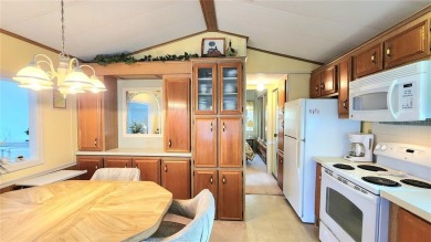 START ENJOYING FLORIDA IN THIS WELL-KEPT ONE BEDROOM, TWO on River Run Golf Links in Florida - for sale on GolfHomes.com, golf home, golf lot