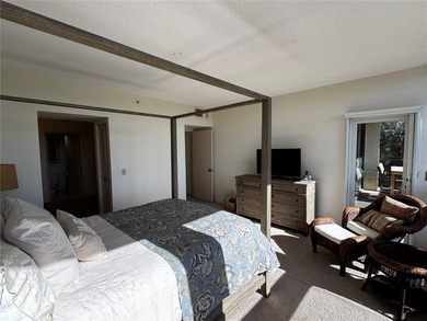 Spacious 3-Bedroom End-Unit Residence in Sought-After Beachplace on Links on Longboat Golf Club in Florida - for sale on GolfHomes.com, golf home, golf lot