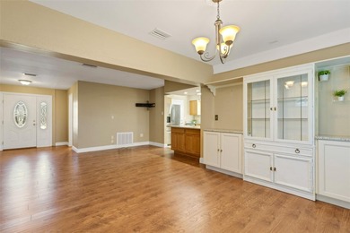 The ENCLOSED FLORIDA ROOM Under Heat and Air adds almost 450 sq on Highland Lakes Executive Golf Course in Florida - for sale on GolfHomes.com, golf home, golf lot