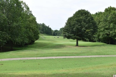 This beautifully decorated, single-level home is located above on Arrowhead Golf Club in Kentucky - for sale on GolfHomes.com, golf home, golf lot