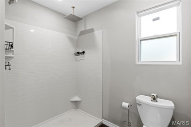 This must-see 3-bedroom, 2-full bath residence is situated on on Raintree Country Club in Missouri - for sale on GolfHomes.com, golf home, golf lot