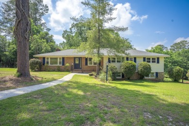 At 101 Vivion Drive, you will find a delightful 3-4 bedroom home on Houndslake Country Club in South Carolina - for sale on GolfHomes.com, golf home, golf lot