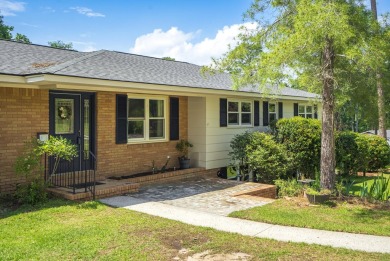 At 101 Vivion Drive, you will find a delightful 3-4 bedroom home on Houndslake Country Club in South Carolina - for sale on GolfHomes.com, golf home, golf lot