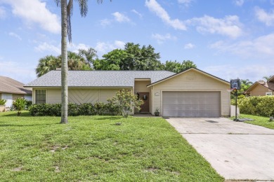 Come take a look at this 3 bedroom, 2 bath ranch style home on Heritage Ridge Golf Club in Florida - for sale on GolfHomes.com, golf home, golf lot