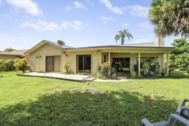 Come take a look at this 3 bedroom, 2 bath ranch style home on Heritage Ridge Golf Club in Florida - for sale on GolfHomes.com, golf home, golf lot