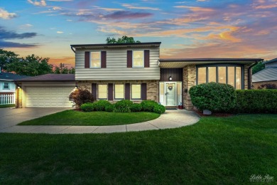 Welcome to 1268 Gloria Drive.  This spacious split-level home on Twin Lakes Golf Course in Illinois - for sale on GolfHomes.com, golf home, golf lot