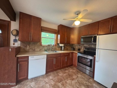 This 3 bed, 3 bath contemporary home is located less than a mile on The Hideout Golf in Pennsylvania - for sale on GolfHomes.com, golf home, golf lot