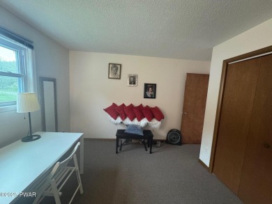 This 3 bed, 3 bath contemporary home is located less than a mile on The Hideout Golf in Pennsylvania - for sale on GolfHomes.com, golf home, golf lot