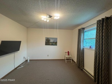 This 3 bed, 3 bath contemporary home is located less than a mile on The Hideout Golf in Pennsylvania - for sale on GolfHomes.com, golf home, golf lot
