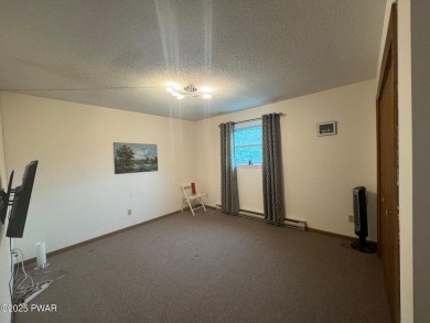 This 3 bed, 3 bath contemporary home is located less than a mile on The Hideout Golf in Pennsylvania - for sale on GolfHomes.com, golf home, golf lot