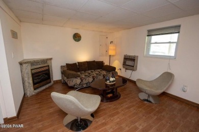 This 3 bed, 3 bath contemporary home is located less than a mile on The Hideout Golf in Pennsylvania - for sale on GolfHomes.com, golf home, golf lot