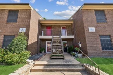 Welcome to 2505 Wedglea Drive, Unit #209--an updated and stylish on Stevens Park Golf Course in Texas - for sale on GolfHomes.com, golf home, golf lot