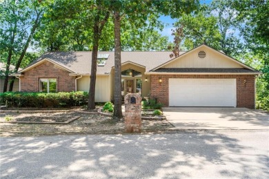 Custom 2 bed, 2.5 bath home with all main living on one level on Bella Vista Country Club - Berksdale in Arkansas - for sale on GolfHomes.com, golf home, golf lot