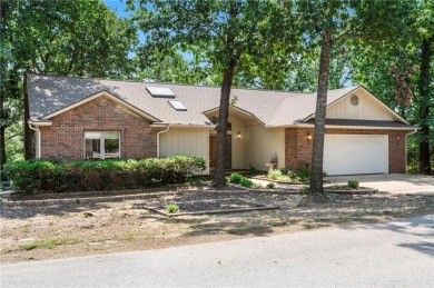 Custom 2 bed, 2.5 bath home with all main living on one level on Bella Vista Country Club - Berksdale in Arkansas - for sale on GolfHomes.com, golf home, golf lot