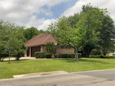 PECAN PLANTATION GEM nestled among mature trees on oversized lot on Pecan Plantation Country Club in Texas - for sale on GolfHomes.com, golf home, golf lot