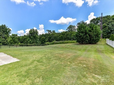 Welcome home to this spacious move-in 4 BR/2.5 bath home w/ on Stonebridge Golf Club in North Carolina - for sale on GolfHomes.com, golf home, golf lot