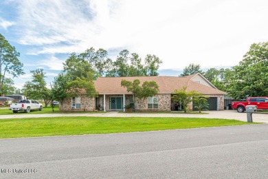 Spacious 5BR/5BA Home in Beautiful Diamondhead, MSDiscover on Diamondhead Country Club in Mississippi - for sale on GolfHomes.com, golf home, golf lot