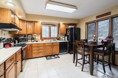 Well-maintained home located in the desirable Tanglewood Shores on Tanglewood Shores Golf Club in Virginia - for sale on GolfHomes.com, golf home, golf lot