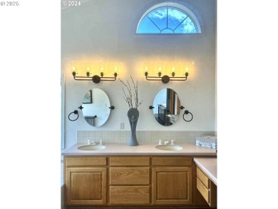 Don't miss your opportunity to own this beautiful home located on  in Oregon - for sale on GolfHomes.com, golf home, golf lot