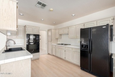 This charming 2 bed, 2 bath Ventana model in Sun Lakes' on Cottonwood Country Club in Arizona - for sale on GolfHomes.com, golf home, golf lot