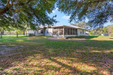 There's room for all the family with this 4 bedroom/2 bathroom on Brooksville Country Club At Majestic Oaks in Florida - for sale on GolfHomes.com, golf home, golf lot