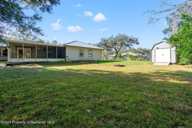 There's room for all the family with this 4 bedroom/2 bathroom on Brooksville Country Club At Majestic Oaks in Florida - for sale on GolfHomes.com, golf home, golf lot