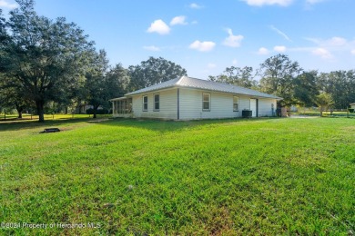 There's room for all the family with this 4 bedroom/2 bathroom on Brooksville Country Club At Majestic Oaks in Florida - for sale on GolfHomes.com, golf home, golf lot