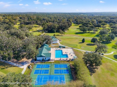 There's room for all the family with this 4 bedroom/2 bathroom on Brooksville Country Club At Majestic Oaks in Florida - for sale on GolfHomes.com, golf home, golf lot