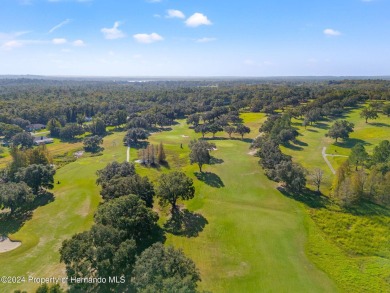 There's room for all the family with this 4 bedroom/2 bathroom on Brooksville Country Club At Majestic Oaks in Florida - for sale on GolfHomes.com, golf home, golf lot