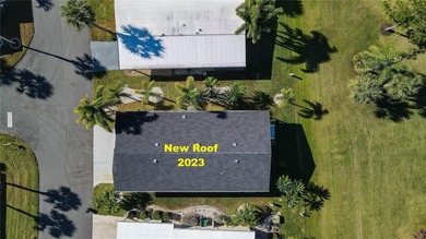 2005 Palm Harbor built home with an oversize one car garage and on Maple Leaf Golf and Country Club in Florida - for sale on GolfHomes.com, golf home, golf lot