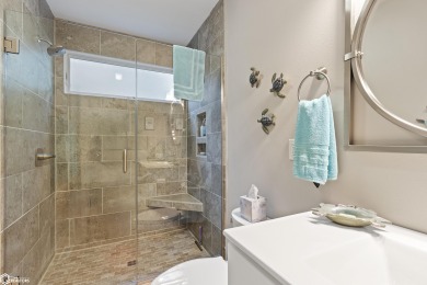Gorgeous Lakeshore Living! Welcome to your dream retreat on the on All Vets Golf Club in Iowa - for sale on GolfHomes.com, golf home, golf lot