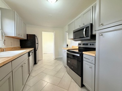 Discover this beautifully updated 3-bedroom, 1-bath Bedford on Arlington Association in Kentucky - for sale on GolfHomes.com, golf home, golf lot